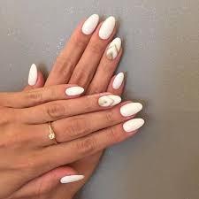 Xryses Leptomereies Summernails Manikioyr Gia Na Empneysteite To Epomeno Sas Omorfia Makigiaz Instyl Oval Nails White Almond Nails White Nail Designs