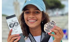 Quando tinha apenas 6 anos, a maranhense rayssa leal ganhou as redes sociais depois de fazer uma manobra dificílima no skate que tinha acabado de …. Quem E Rayssa Leal A Fadinha Do Skate De 13 Anos Candidata Ao Ouro Nas Olimpiadas Lygia Azevedo Diario Do Nordeste