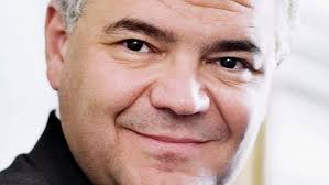 Movado mise sur deux montres connectées à la fois