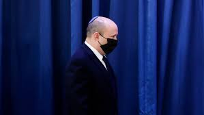 מכיוון שגדל מגיל חמש בבית סבתו מצד אמו בניקלשבורג, נקרא בנט כשם משפחתה. 5xh6vjmnhyioom