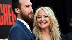 Kate hudson, 42, models a yellow swimsuit while on the beach in greece with daughter rani, two, and partner danny fujikawa, 35. Kate Hudson Erstes Baby Mit Danny Fujikawa Ist Unterwegs