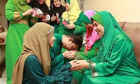 Perkataan deepavali merupakan gabungan perkataan dipa yang bererti cahaya dan perkataan gavali yang bererti barisan. 4 Jenis Sambutan Perayaan Kaum Melayu Di Malaysia Selain Hari Raya Aidilfitri