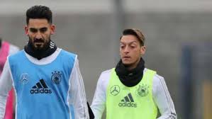 Ulan adamların orta sahası adamları ihya ediyor bizim de forvette samatta filan var topu dikiyor gebze'ye. Perdana Menteri Jerman Bela Gundogan Ozil Gilabola Com