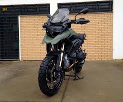 bmw gs in camoflage green with tkc 80 tyres com imagens desenho de moto empinando motos esportivas bmw pinterest