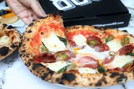 The new 800° woodfired kitchen offers rotisserie chicken, porchetta, roast beef, and more, while also growing its base options like salads and sandwiches. 800 Woodfired Kitchen Famous L A Pizza Chain In Singapore With Cafe Concept At Paya Lebar Danielfooddiary Com