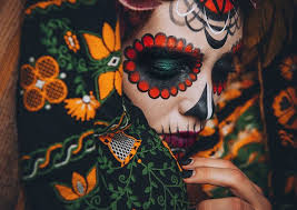 Families create ofrendas (offerings) to honor their departed family members that have passed. Dia De Los Muertos Una Eterna Tradicion Mexicana