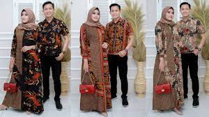 Bagi kamu yang ingin tampil santai namun tetap trendy bisa menggunakan model baju ini. 13 Model Baju Gamis Batik Couple Kombinasi Polos Terbaru Untuk Suami Istri Youtube