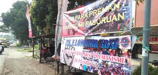 Na deserta só há este restaurante e apenas uma casa com um único morador, que não estava na ilha. Lanjutan Aksi Mogok Kerja Karyawan Pt Sumber Bening Lestari Di Pasuruan