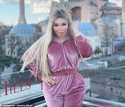 Melhores pastas de jessika alves. Showbiz Jessica Alves Flaunts Her Curves And Trim Waist In A Pink Velour Tracksuit In Turkey