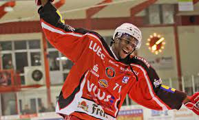 Wayne simmonds (born august 26, 1988 in scarborough, ontario) is a professional ice hockey player, currently playing as a right wing for the los angeles kings of the national hockey league (nhl). Wayne Simmonds Die Fans In Deutschland Sind Verruckt Sowas Habe Ich Noch Nie Zuvor Gesehen Eishockey News