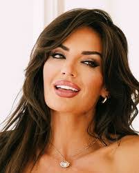 Kelly Lamoreaux's Instagram, Twitter & Facebook