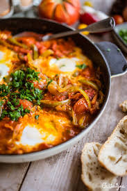 Chakchouka Ou Shakshouka Facile Aux Tomates Poivrons Et œufs Blog De Chataigne Recette En 2020 Chakchouka Plats Mijotes Plat Vegetarien