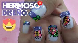 Las uñas de flores suelen ser fáciles de hacer hasta cierto punto, ya que hay decoraciones que solo un profesional podría hacer, un claro ejemplo seria este diseño ya que tiene ciertos detalles un poco complicados que lo mejor sería dejarle dicho trabajo a un experto de la manicure, las flores azules y. Unas Decoradas De Flores Y Mariposas Unas Paso A Paso Youtube