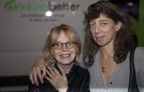 Elle est le fruit de la relation de jane birkin et john barry qui ont mis un terme à leur relation. Kate Barry La Fille De Jane Birkin S Expose