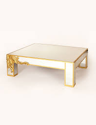 De faceted mirror side table is een bijzondere bijzettafel, voorzien van spiegels aan elke kant. Mirror Coffee Table Burgundy Designs