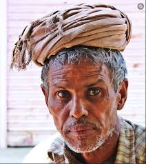 There are times when you meet a person and there's an instant connect. With  me manning wifey's office in her absence, this bloke passed by with some  vegetables in his bamboo basket,