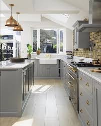 Imagine Spending Sunny Summer Days Chilling Out And Cooking And Pottering About In This Lovely Shaker Ki Kitchen Interior Home Kitchens Kitchen Diner Extension