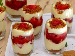 Tiramisu Fraise Chocolat Blanc Recette En 2020 Recette Tiramisu Fraise Fraise Au Chocolat Tiramisu Recette
