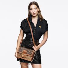 Le Dauphine L It Bag Retro Chic Signe Louis Vuitton