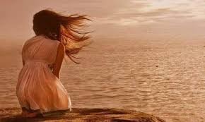 Le avevo chiesto: dammi una tua foto, e mi dà questa... - Ma sei girata di  schiena, non ti si vede in faccia? -- Ma sto guardando il mare... - E che