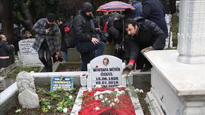İlk dönem filmlerinden dikkat çekenleri edi ile büdü, balıkçı güzeli ve kalbimin şarkısı'dır. Munir Ozkul Kabri Basinda Anildi