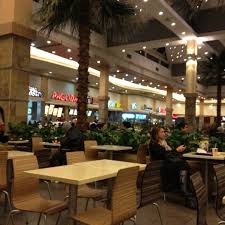 Un registro audiovisual captó el momento exacto en que los sujetos que protagonizaron el asalto a una joyería del mall alto las condes escaparon del lugar en otro video se observa cómo los individuos se cambian de vehículo en el sector de avenida kennedy para luego abordar un vehículo mercedez. Patio De Comidas Las Condes 28 Tips