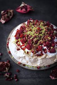 Il Suffit De Monter Des Blancs D Oeufs En Neige Et Le Tour Est Joue Vous Pouvez Facilement Preparer La Meringue La Veille Elle Restera Desserts Food Pavlova