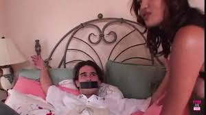 Manuel Ferreira esmaga buceta apertada e dá anal hardcore para morena magra  e sensual