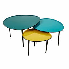 In Elkaar Te Schuiven Lage Tafeltjes Van Geel En Blauw Gelakt Metaal En 2020 Avec Images Tables Gigognes Table Basse Gigogne Mobilier De Salon