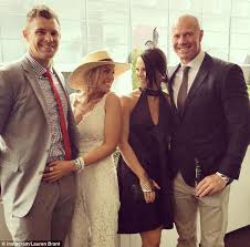 Lauren brant och barry hall har kysst och gjort bara några timmar av paret hade en mycket offentligt spett över den omtänksamma han gjorde till henne. Hi 5 S Lauren Brant And Afl S Barry Hall Cuddle Up At Stakes Day 2016 Daily Mail Online