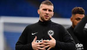 Im frühjahr 2019 kam es aber dann doch zum bruch, auch weil icardis frau und beraterin wanda nara immer wieder öl ins feuer goss. Inter Mailand Ex Klubchef Kritisiert Icardi Wurde Seiner Frau Einen Freund Besorgen