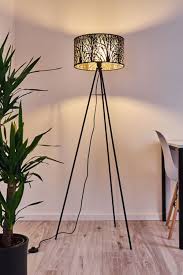 Stehlampe Dreibein Mit Muster Lampenschirm In 2020 Stehlampe Lampe Tripod Lampe