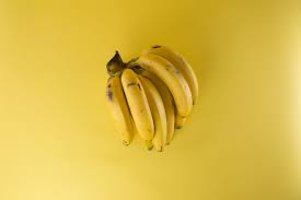 Kulit pisang memiliki kandungan kalori rendah dan juga berlimpah serat serta nutrisi yang dibutuhkan tubuh. 5 Manfaat Kulit Pisang Untuk Kecantikan Ternyata Bisa Hilangkan Bekas Jerawat Pikiran Rakyat Com