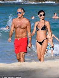 Mancini apporte son soutien à pirlo. City Chief ×'×˜×•×•×™×˜×¨ Roberto Mancini With His New Girlfriend Daily Mail