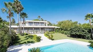 Une Villa Luxueuse Au Cap D Antibes Avec Sa Piscine A Debordement Vue Mer Cabinet D Architecture D Interieur En Auvergne Rhone Alpes Cabinet Vielliard Francheteau Architectures
