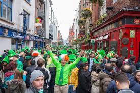 Si mangiano pietanze irlandesi e. San Patrizio 2019 La Festa Del Patrono D Irlanda Le Informazioni