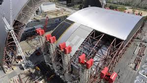 Il s'est pourtant forgé dans la foulée de l'événement, par un concours de circonstances mêlant une communication désastreuse des pouvoirs. Tchernobyl L Enceinte De Confinement Du Reacteur N 4 Enfin Livree Construction Cayola