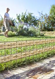 La clôture de jardin ne sert plus simplement à clôturer un jardin, un terrain ou un espace extérieur. 10 Diy Pour Fabriquer Une Cloture De Jardin Cloture Jardin Separation Jardin Barriere Jardin
