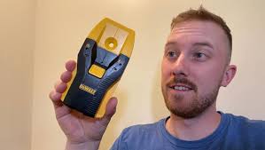 DEWALT Stud Finder, 3/4”, Locate Framing Studs Efficiently with LED Arrows,  Ideal for Wood and Metal, AAA Batteries Included (DW0100)
