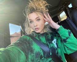Kourtney kardashian took to instagram to share a funny video of her in a 'ski dream' while bending down and skiing under alabama barker on the snowy slopes. Alabama Luella Barker Instagram Live Stream 20 February 2020