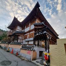 나 20살부터 지금 45살까지 총 25년 차 공방겸 부자재쇼핑몰 운영자야 20살땐 다음카페에서 귀걸이나 브로치 만들어서 사진찍어 팔거나  노점했구 (부업으로) 본격적으로 악세사리업 한건 32살때 부터야 처음으로 사업자 내서 남대문에서 돈벌었어 그돈으로 집도사고 애들도