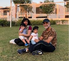 نشرت الفنانة هيفاء حسين عبر حسابها على انستقرام صوراً لها برفقة ابنها البالغ سعد من حفل تخرجه من مدرسته الثانوية، حيث انهالت عليها تهاني محبوها، الذين أكدوا أن الابن يشبه والدته كثيراً على الرغم من ملامحه الرجولية. Ù‡ÙŠÙØ§Ø¡ Ø­Ø³ÙŠÙ† ØªØ±Ø¯ Ø¹Ù„Ù‰ Ù…ØªØ§Ø¨Ø¹ ØªÙ†Ù…Ø± Ø¹Ù„ÙŠÙ‡Ø§ Ù‡Ø°Ù‡ Ù†Ù‡Ø§ÙŠØ© Ù…Ù† ÙŠØªØ²ÙˆØ¬ ÙˆØ§Ø­Ø¯ Ø£ÙƒØ¨Ø± Ù…Ù†Ù‡ Ø¨Ø³Ù†ÙŠÙ† ØµØ­ÙŠÙØ© ØµØ¯Ù‰ Ø§Ù„Ø§Ù„ÙƒØªØ±ÙˆÙ†ÙŠØ©