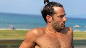 We did not find results for: Kwnstantinos Argyros Monopwlhse Ta Gynaikeia Blemmata Se Paralia Ths Mykonoy