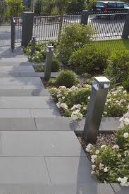 Romantischer Eingangsbereich Blockstufen Und Silkstone Platten Fuhren In Grosszugigen Treppenstufen Zum Traumhaus Die Ub Vorgarten Ideen Vorgarten Blockstufen