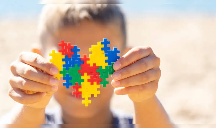 Assembleia da Paraíba derruba veto e garante atendimento prioritário a pessoas com autismo