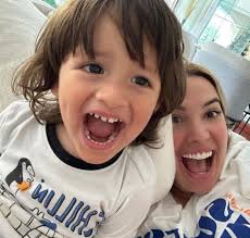 Casandra Sánchez y su hijo Milan en un tierno momento🧡✨