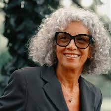 Diamanti. Per te, a Natale. Il nuovo film di Ferzan Ozpetek, dal 19  dicembre al cinema. “Non siamo niente, ma siamo tutto.” Con #LuisaRanieri,  #JasmineTrinca, e in ordine alfabetico, Stefano Accorsi, Luca