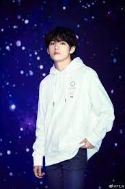 Taehyung scoffs, rolling his eyes, and jimin giggles softly next to him because nothing could be farther from the truth. 95 Taehyung Hoodie Ideas Taehyung Kim Taehyung Bts Taehyung
