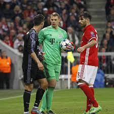 James rodriguez wins puskas award. Fc Bayern Manuel Neuer Spricht Uber Psychospiele Mit Cristiano Ronaldo