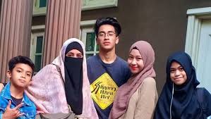 Umi pipik sudah nikah siri apakah sunu eks matta band go spot 11 09. Umi Pipik Belum Menikah Lagi Setelah 7 Tahun Menjanda Ternyata Ini Alasannya